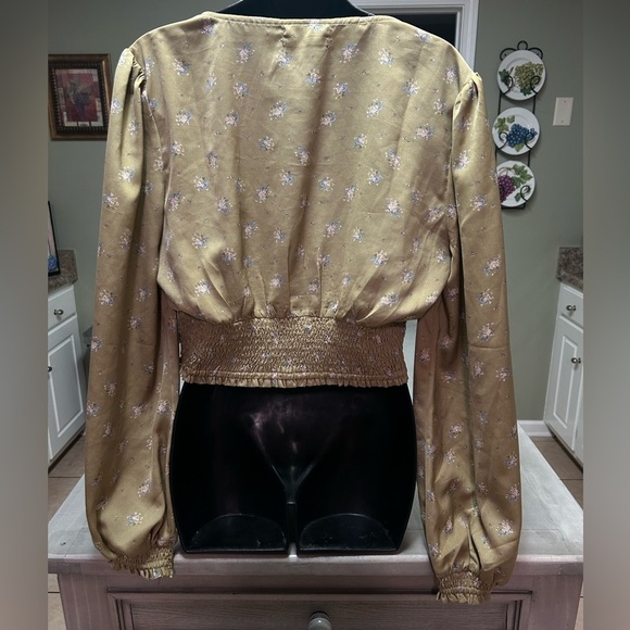 Urban Outfitters Women’s Large Floral V-Neck Cropped Long Sleeve Smocked - Picture 3 of 4